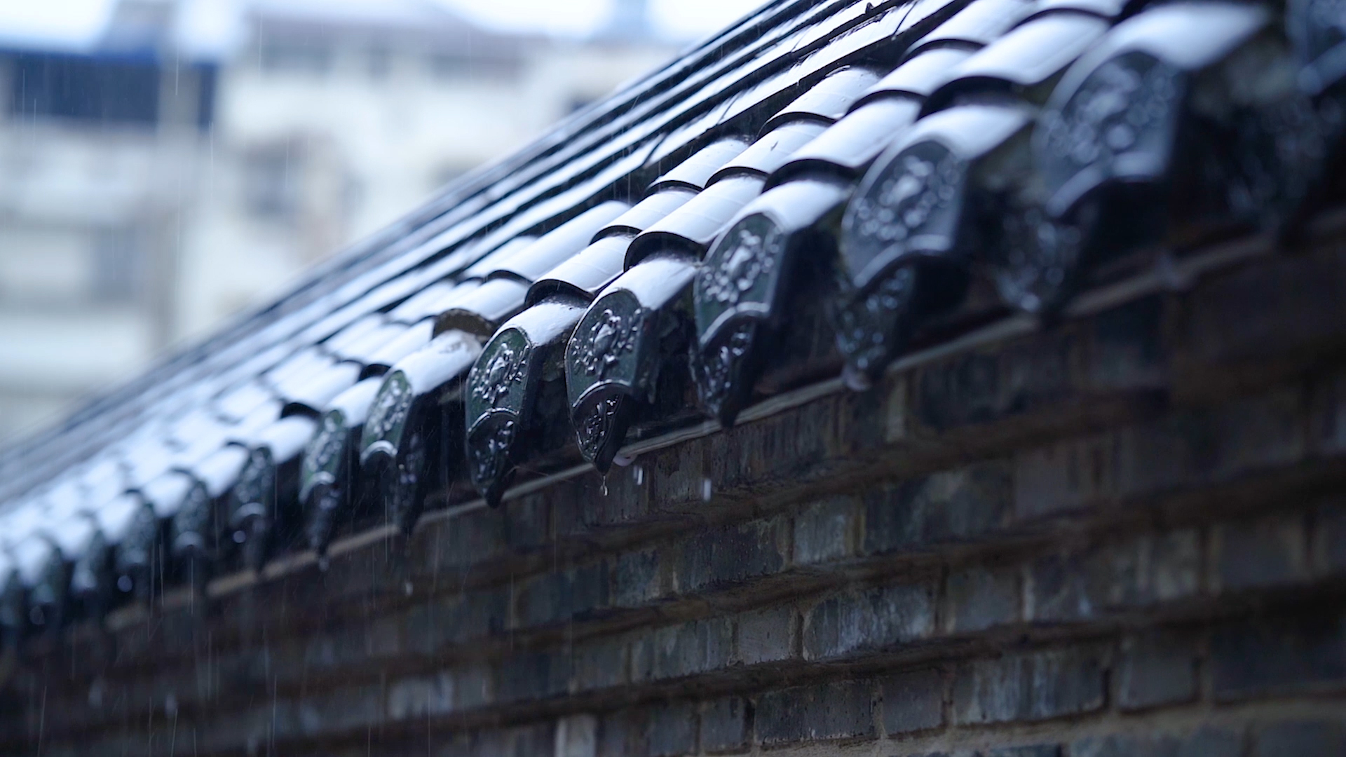 屋檐细雨